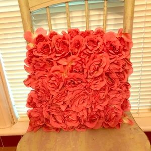 2 decorative pillows